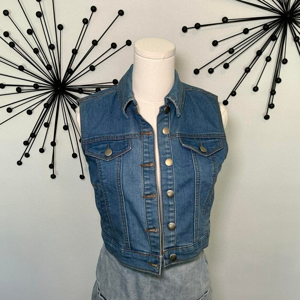 XXI denim sleeveless vest medium wash button front Y2K